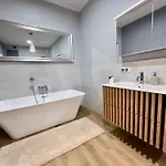 Modern & Private Garden In - Fully Renovated 2025 וילה