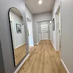 Modern & Private Garden In - Fully Renovated 2025 וילה