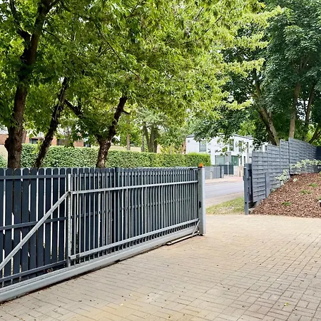 Nowoczesny Dom Z Ogrodem W Warszawie 'nowy Obiekt' *