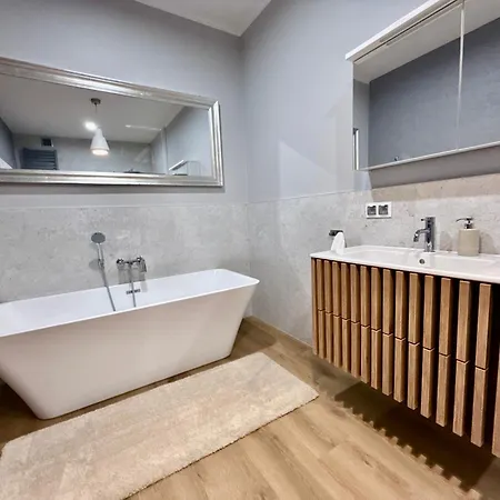 Modern & Private Garden In - Fully Renovated 2025 Villa