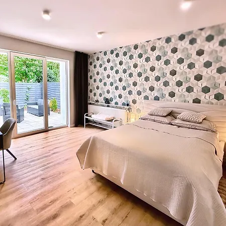 Modern & Private Garden In - Fully Renovated 2025 Villa *