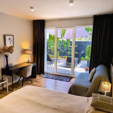 Vila Modern & Private Garden In - Fully Renovated 2025 - Free Parking *
