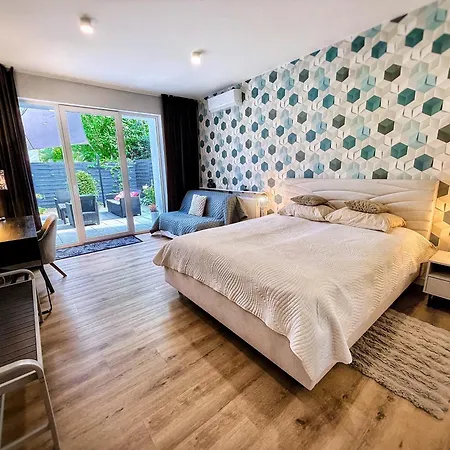 Modern & Private Garden In - Fully Renovated 2025 - Free Parking Vila Varšava