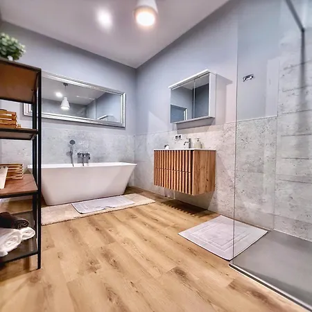 Modern & Private Garden In - Fully Renovated 2025 Villa Varsó
