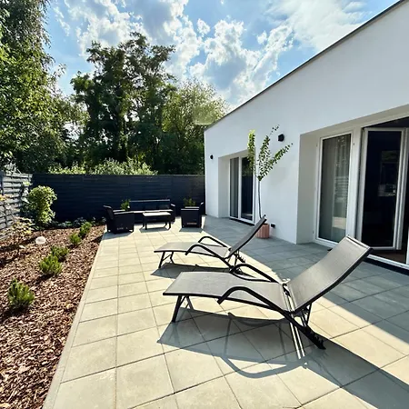 Modern & Private Garden In - Fully Renovated 2025 * ワルシャワ